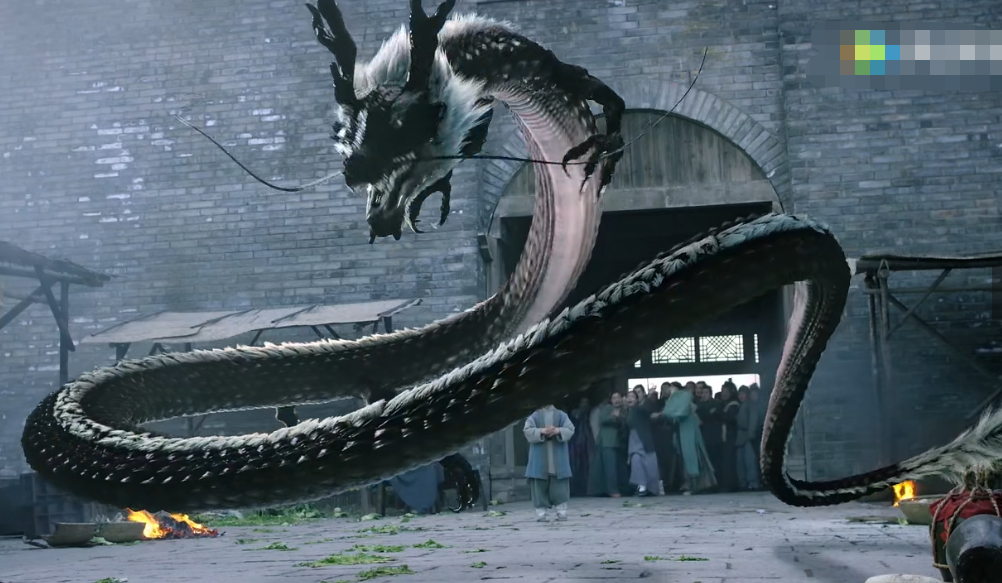 被金猊兽所伤变成了一只黑龙,所以夜华的真身是一条真龙,相信很多人