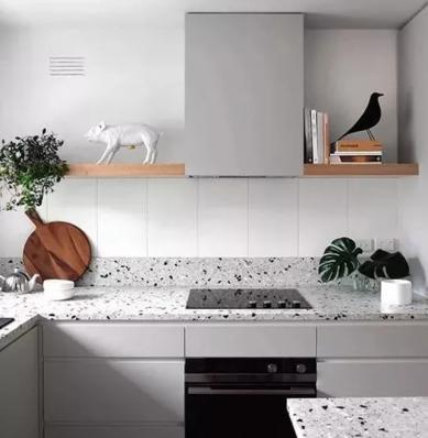 地面装修不流行铺瓷砖了，以前被弃用的水磨石，如今玩出了新花样