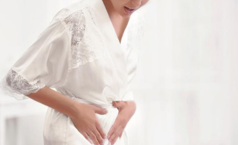 5,初潮早或者绝经太晚,月经不调在正常情况下女性14~16岁左右开始初潮