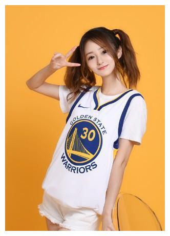 nba小七穿泳衣展示自己好身材,球迷的目光却盯在这一点上