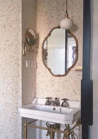 地面装修不流行铺瓷砖了，以前被弃用的水磨石，如今玩出了新花样