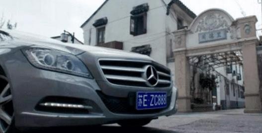 姚晨在《都挺好》扮演的是一位职场女强人,剧中的她开的车是奔驰cls