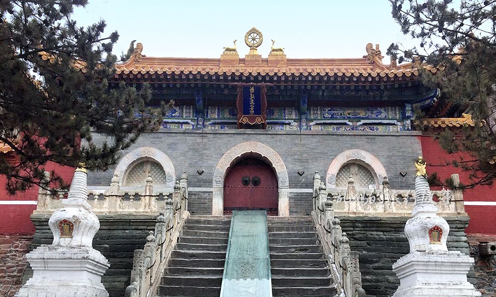 五台山最大密宗寺庙菩萨竟"身插一箭" 大殿晴天滴水至今成谜!