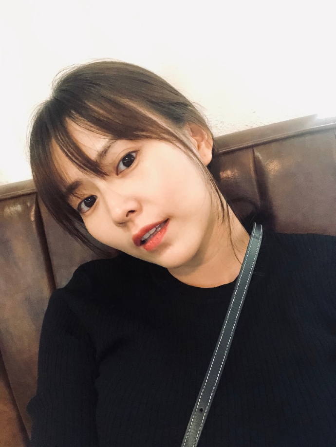 可爱女演员徐艺方自拍写真美照欣赏