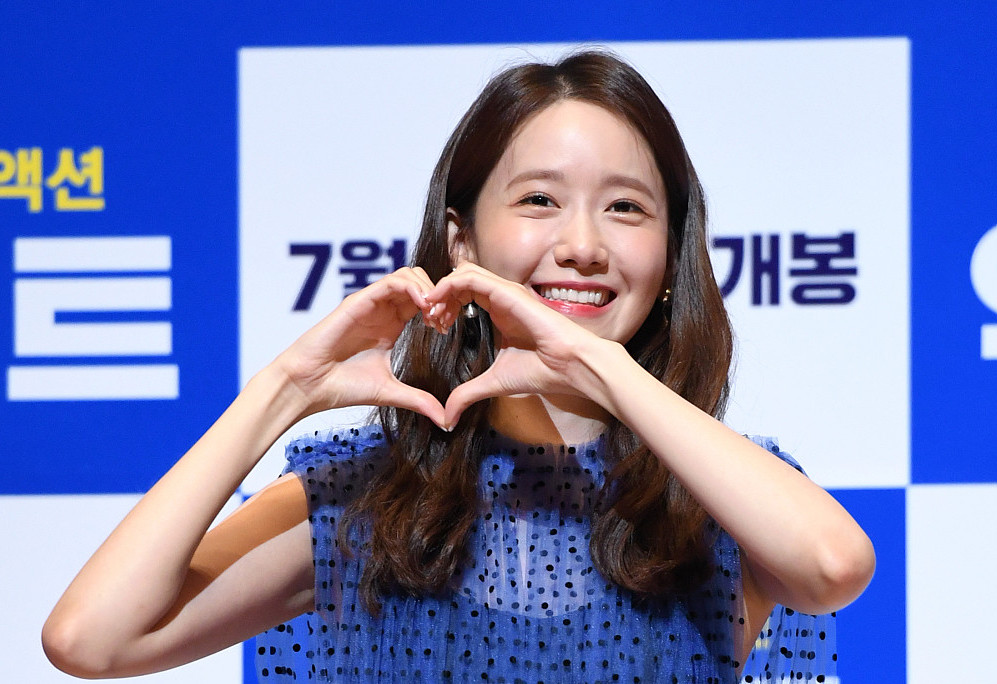 林允儿花式比心卖萌超可爱,穿蓝裙温柔甜笑