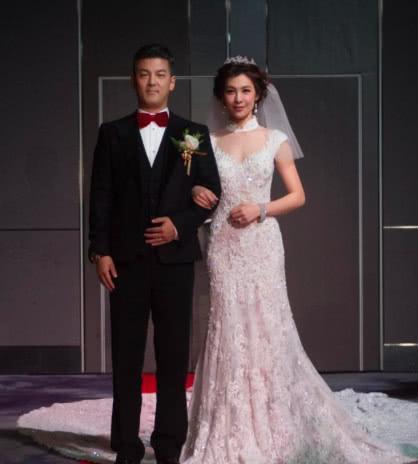 贾静雯前夫秀恩爱, 孙志浩带妻子四处逛, 素颜的林若亚笑得很