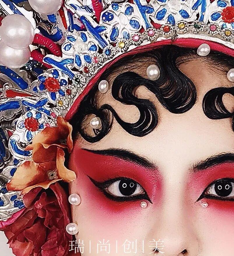 的眉毛的基础上加以夸张,如青衣,花旦要画柳叶眉;武旦,刀马旦要画剑眉