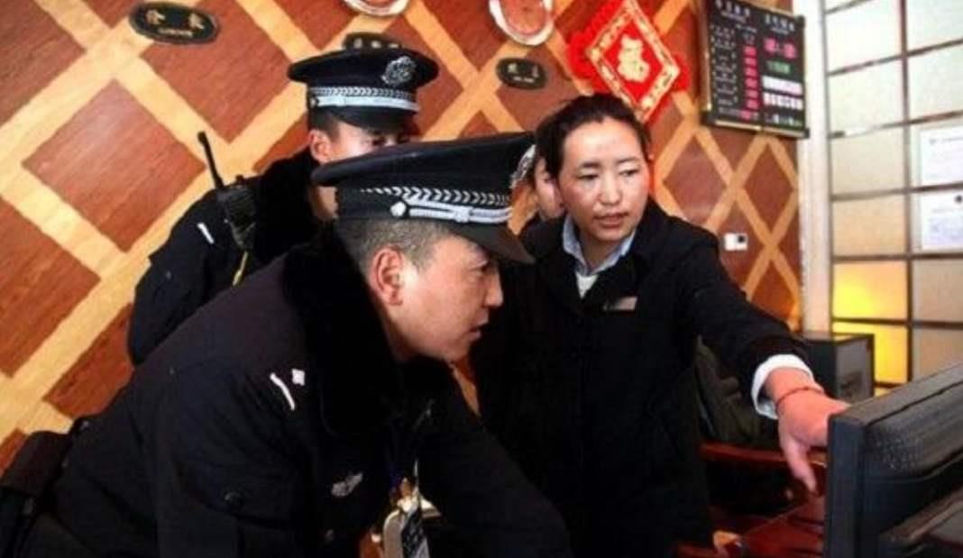 情侣在酒店休息时,碰到警察查房,怎么样证明男女关系呢?
