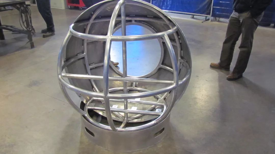 外国大叔发明末日逃生胶囊,能在飓风海啸中救你一命!