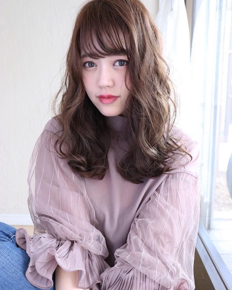 女生烫微卷发型大脸变小脸自然简单才是真的美