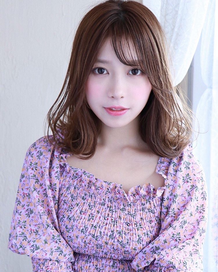 女生烫微卷发型大脸变小脸自然简单才是真的美