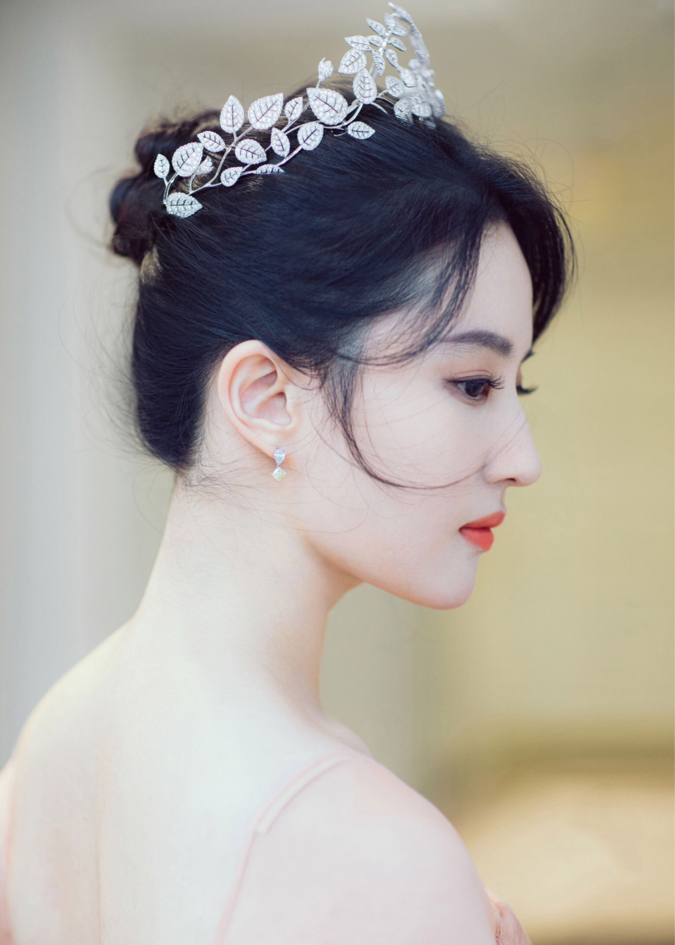 刘亦菲淡粉纱裙仙气脱俗,倾国倾城!