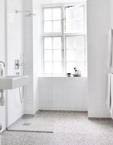 地面装修不流行铺瓷砖了，以前被弃用的水磨石，如今玩出了新花样