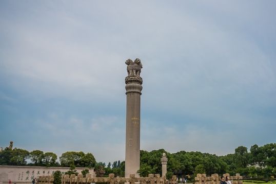 阿育王柱是国内罕见的由整根花岗岩手工雕刻而成的石柱