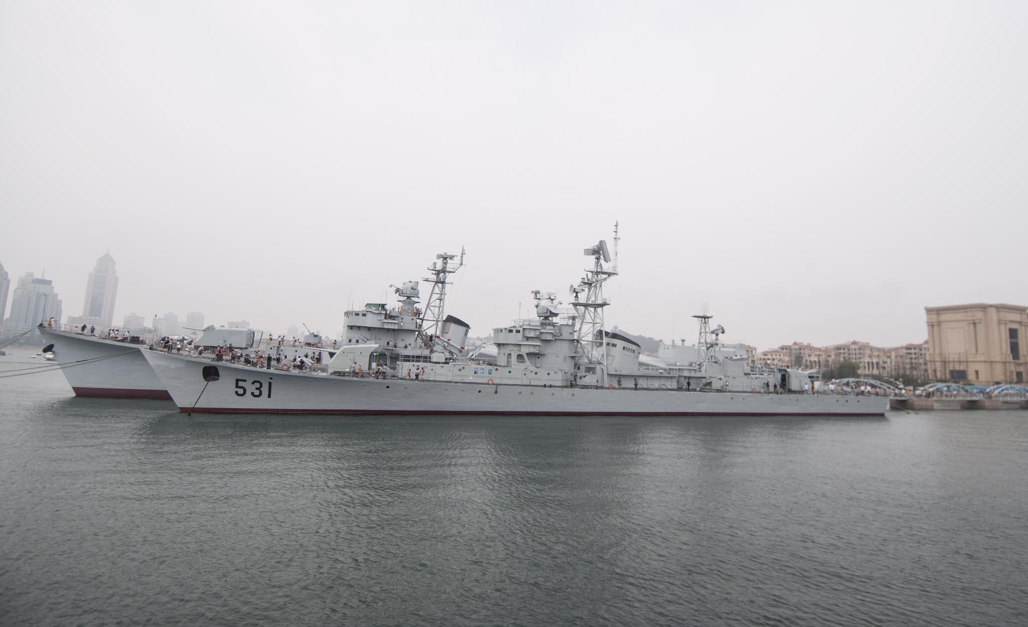 2019年7月16日,大批游客参观青岛海军博物馆,登上101鞍山舰,531鹰潭舰