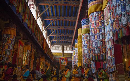 来哲蚌寺不可错过的是规模宏大的辩经仪式