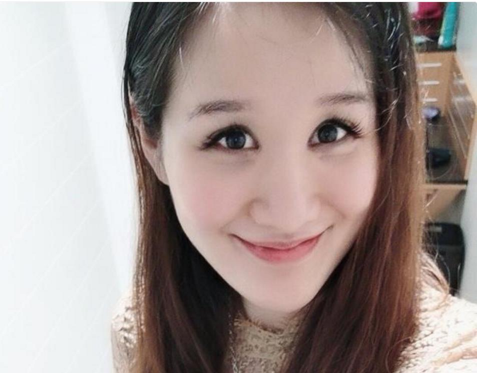 "从照片可以看出,马晨菲捧着花笑的一脸开心,如今32岁的她保养的也