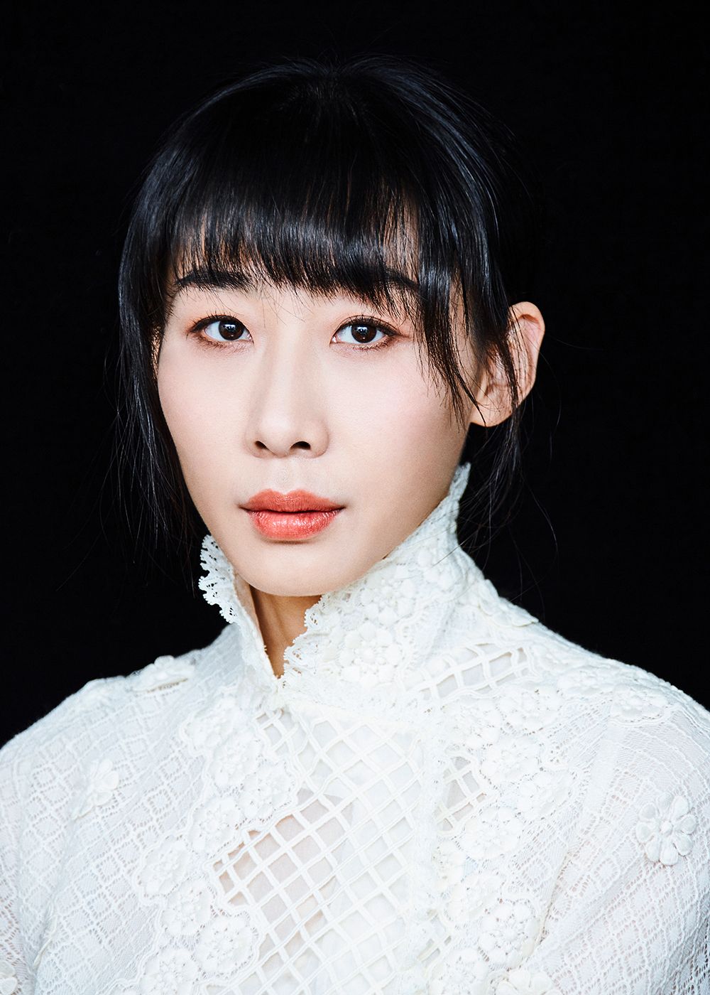 任素汐蕾丝旗袍装典雅大方《无名之辈》票房冲破7亿