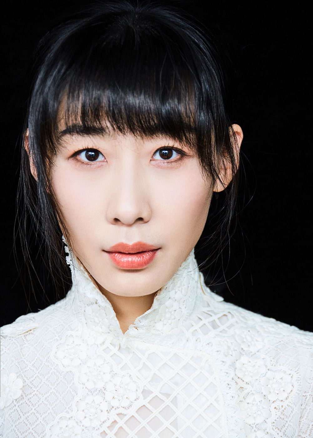 近日,演员任素汐曝光一组中国风十足的最新写真.