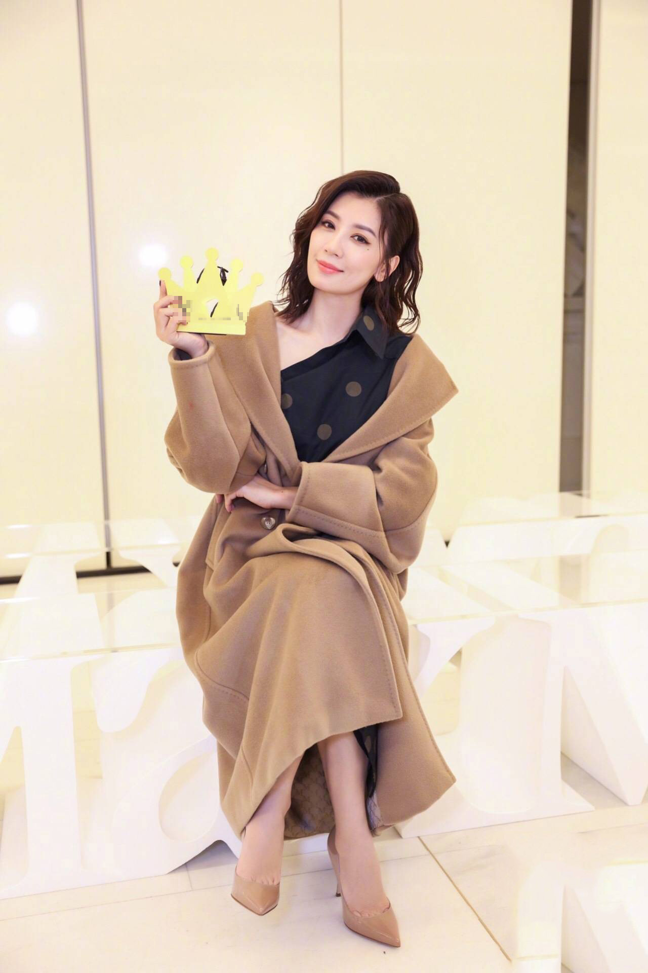 贾静雯穿斜肩波点裙超减龄,但看到无修图时,终于相信她已44岁了