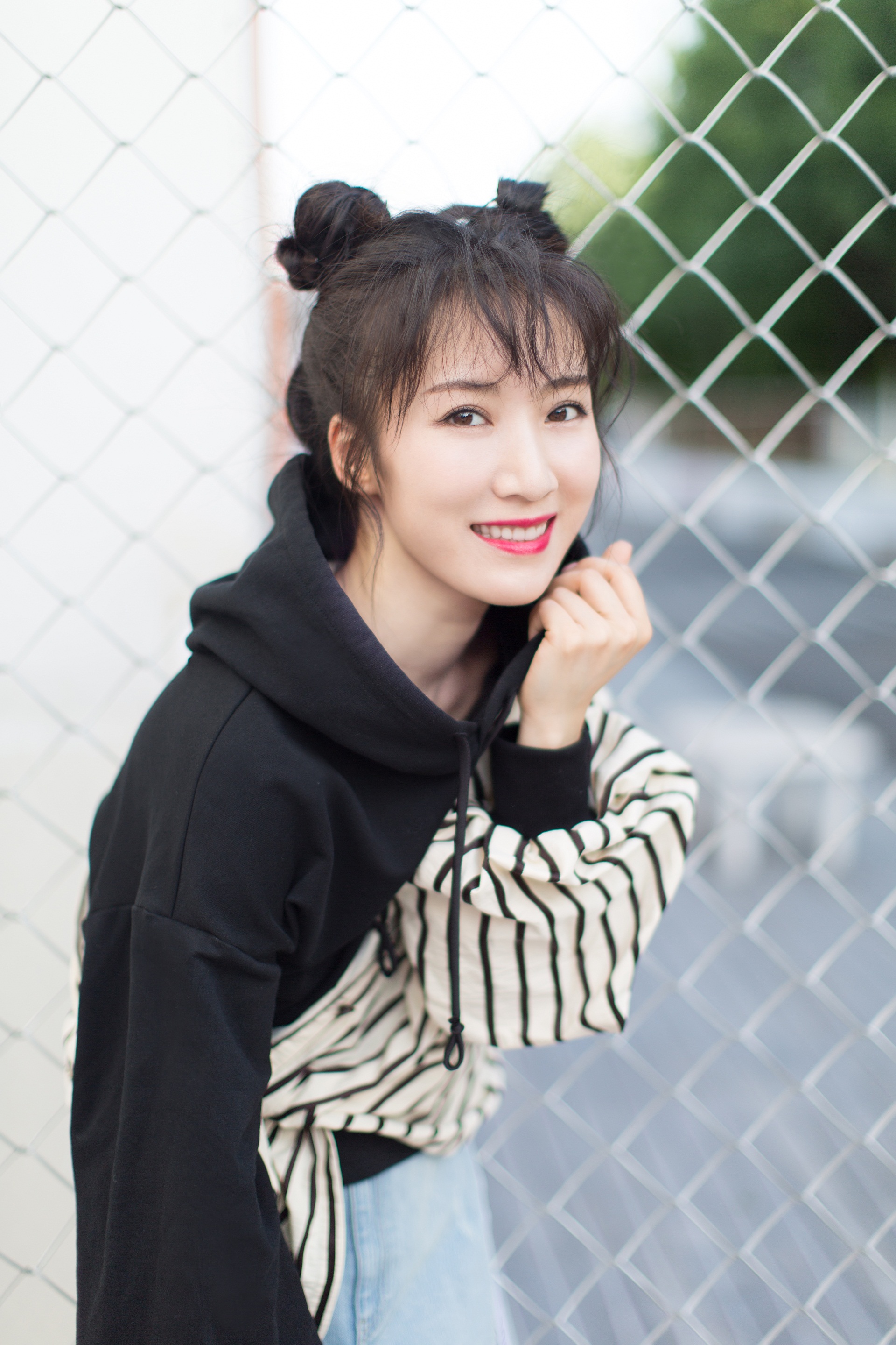 开学季添新衣,衣服发型焕然一新,近日,演员李念发布了一组秋日写真