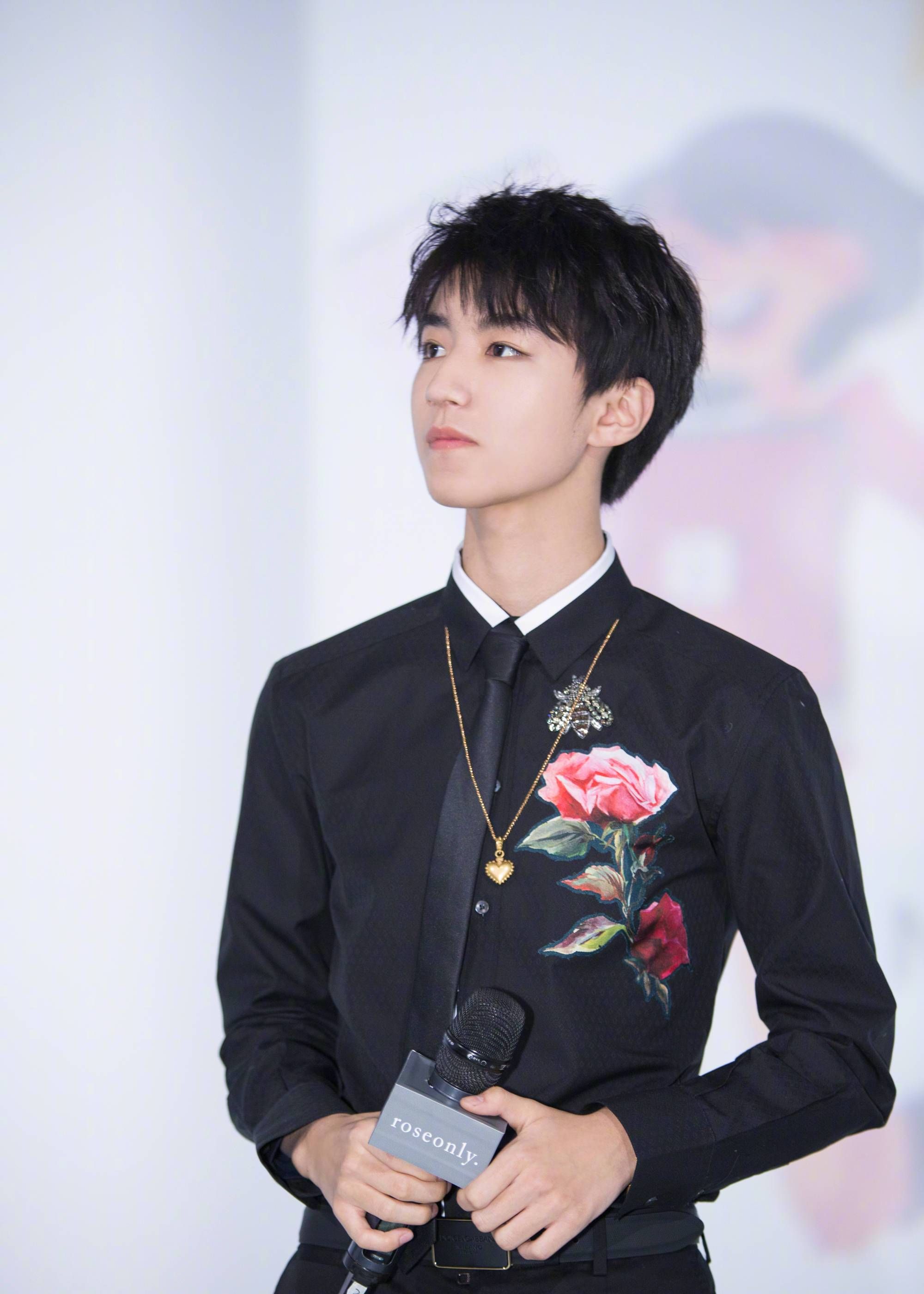 男明星黑衬衫,杨洋,朱一龙,黄景瑜带来黑衬衫的诱惑