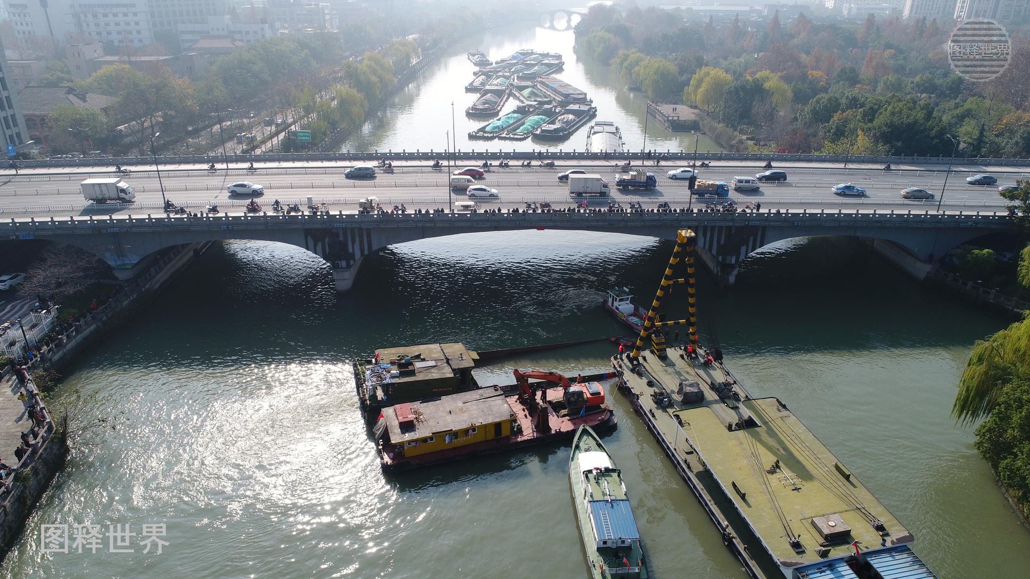 600吨位大型运沙船沉没运河 海事部门临时封道施救无人员伤亡