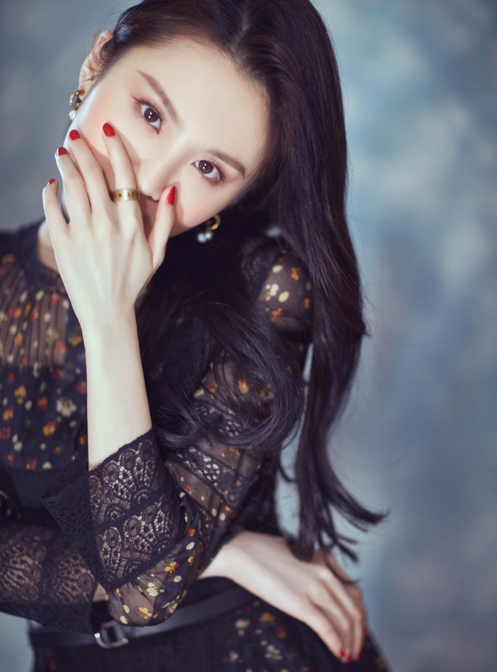 张慧雯踩脏白鞋,网友们心疼不已!网友:小姐姐你经历了什么?