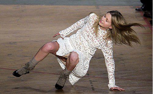 模特走秀不穿内衣衣服滑落怎么办接下来的一幕我都不好意思了