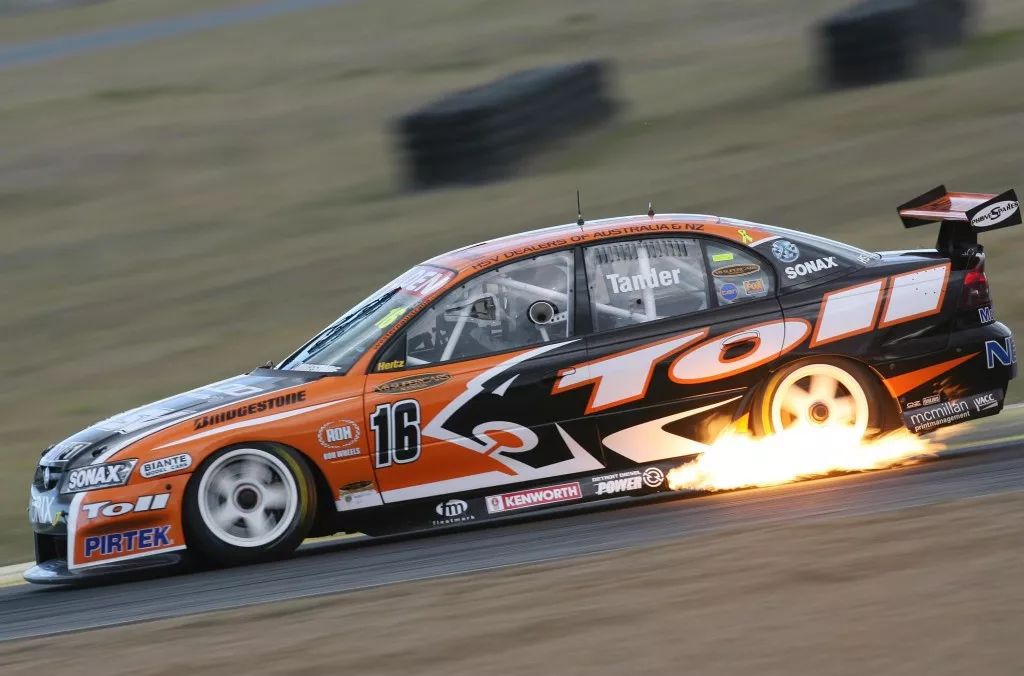 原来的"澳洲v8超级房车赛",毕竟已经欢迎四缸和六缸发动机的赛车参赛