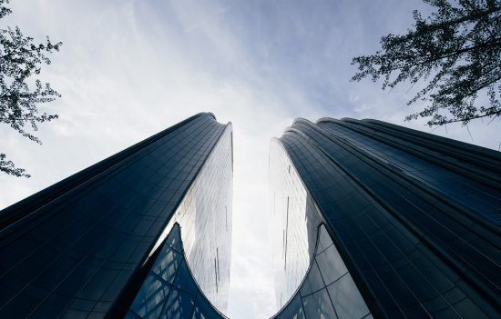 中国建筑师马岩松创作的朝阳公园广场建筑群,灵感来自群山