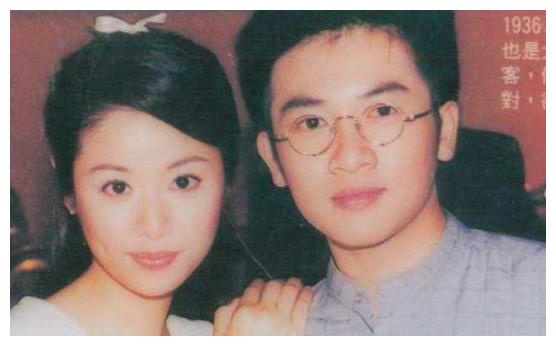 其实苏有朋身边早就有一个漂亮的女孩,她叫amy.