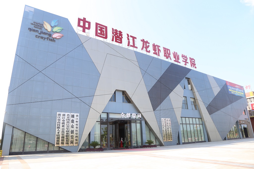 成立之初,该学院下设餐饮管理,烹调工艺与营养,市场营销三个专科专业