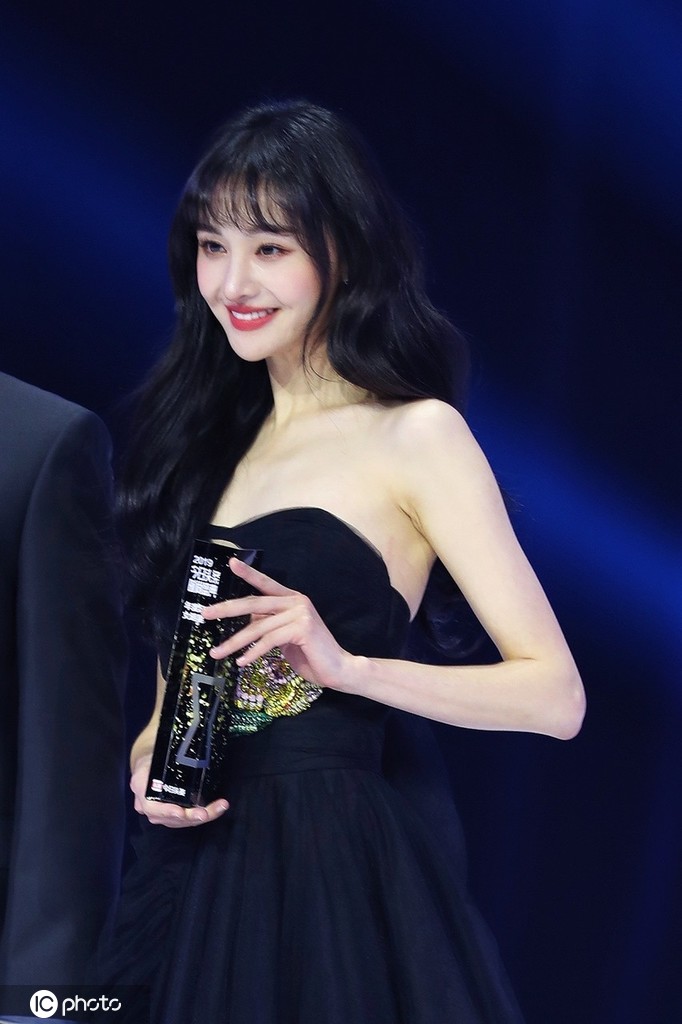 2019年11月28日,北京,今日头条时尚盛典.郑爽出席.