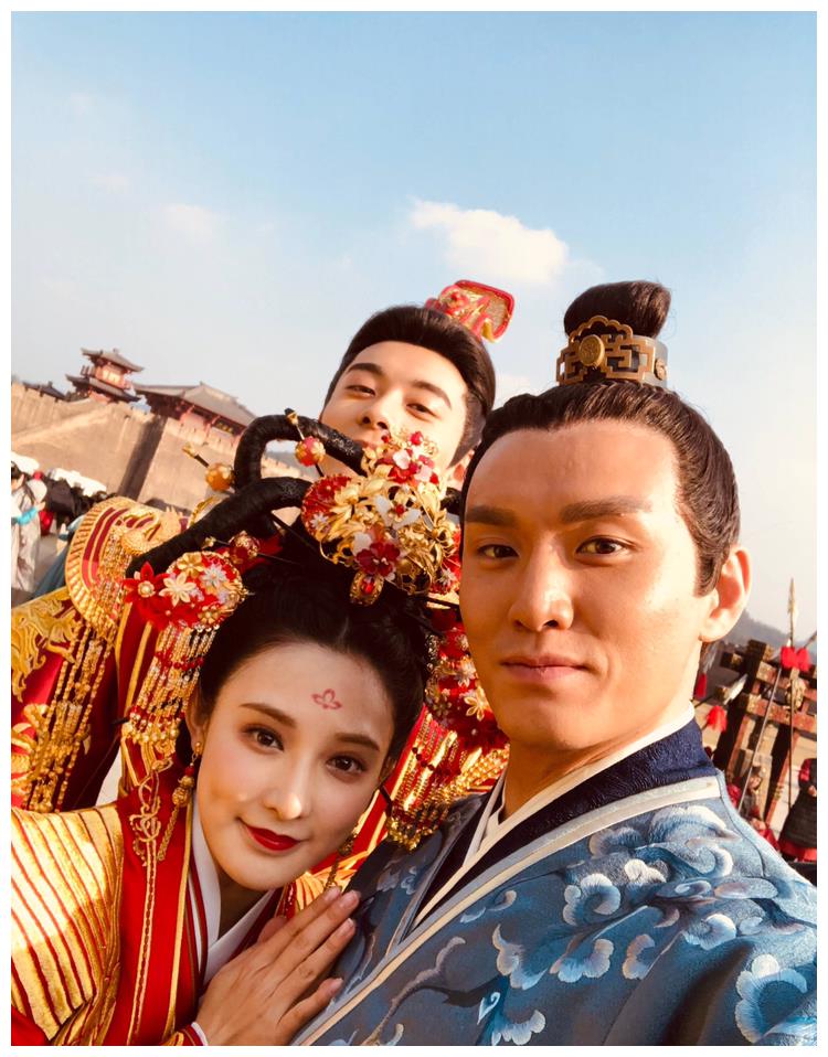 《东宫》花絮照来一波,男主反差萌,而他的现代装差点认不出