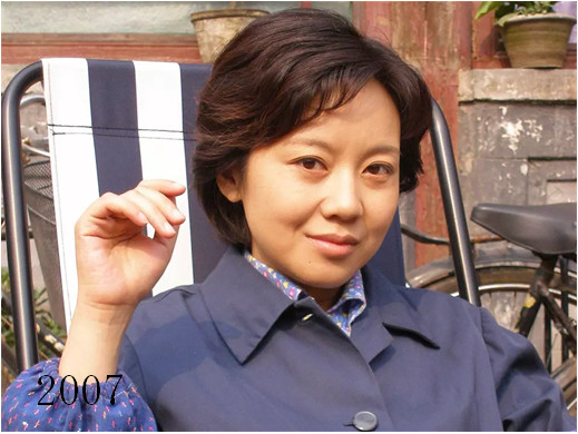 48岁闫妮靠腿上热搜,来盘一盘她这20年来的容貌变化