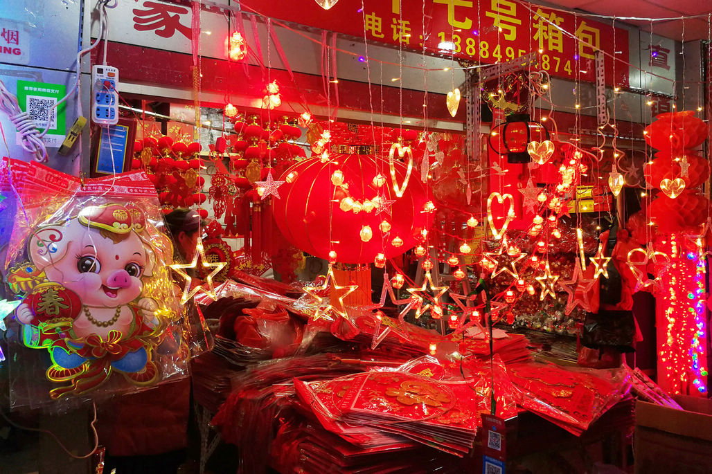 年味来了 商场里灯笼,宫灯,福字摆满柜台 挂满店面 红火喜庆|福字