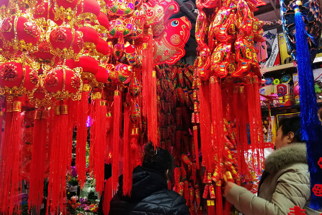 年味来了 商场里灯笼,宫灯,福字摆满柜台 挂满店面 红火喜庆|福字