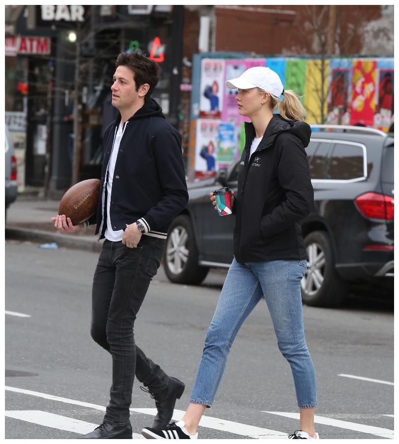 维密超模卡莉·克劳斯与男友约书亚·库什纳逛街,男才女貌超登对