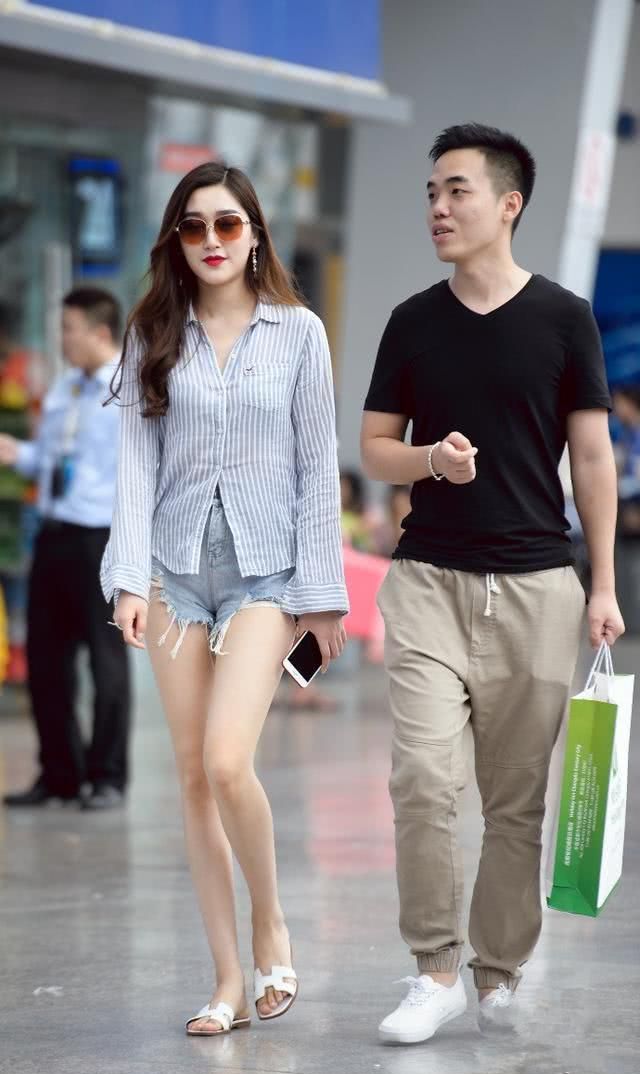 街拍:两位成熟的美妇,身材丰腴,上围饱满,走在街上很是迷人!|美妇|小姐姐|身材_新浪新闻