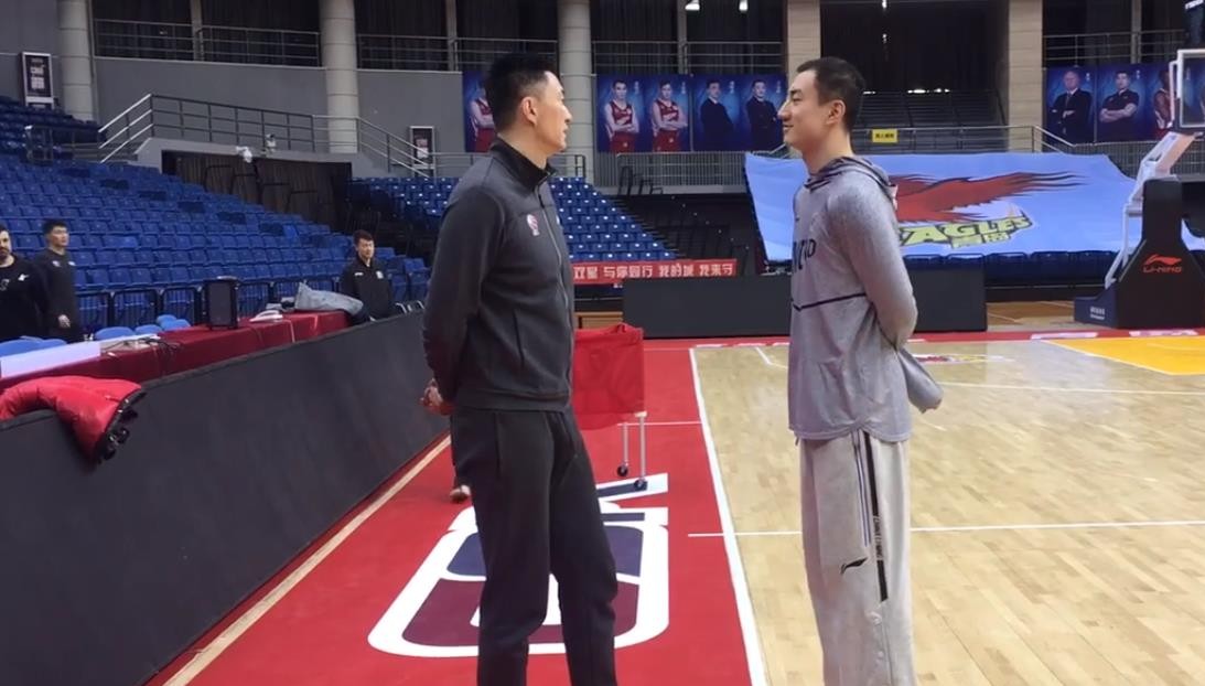 广东帮师徒相聚,周湛东,邵英伦与杜锋相谈甚欢,一人略显尴尬!