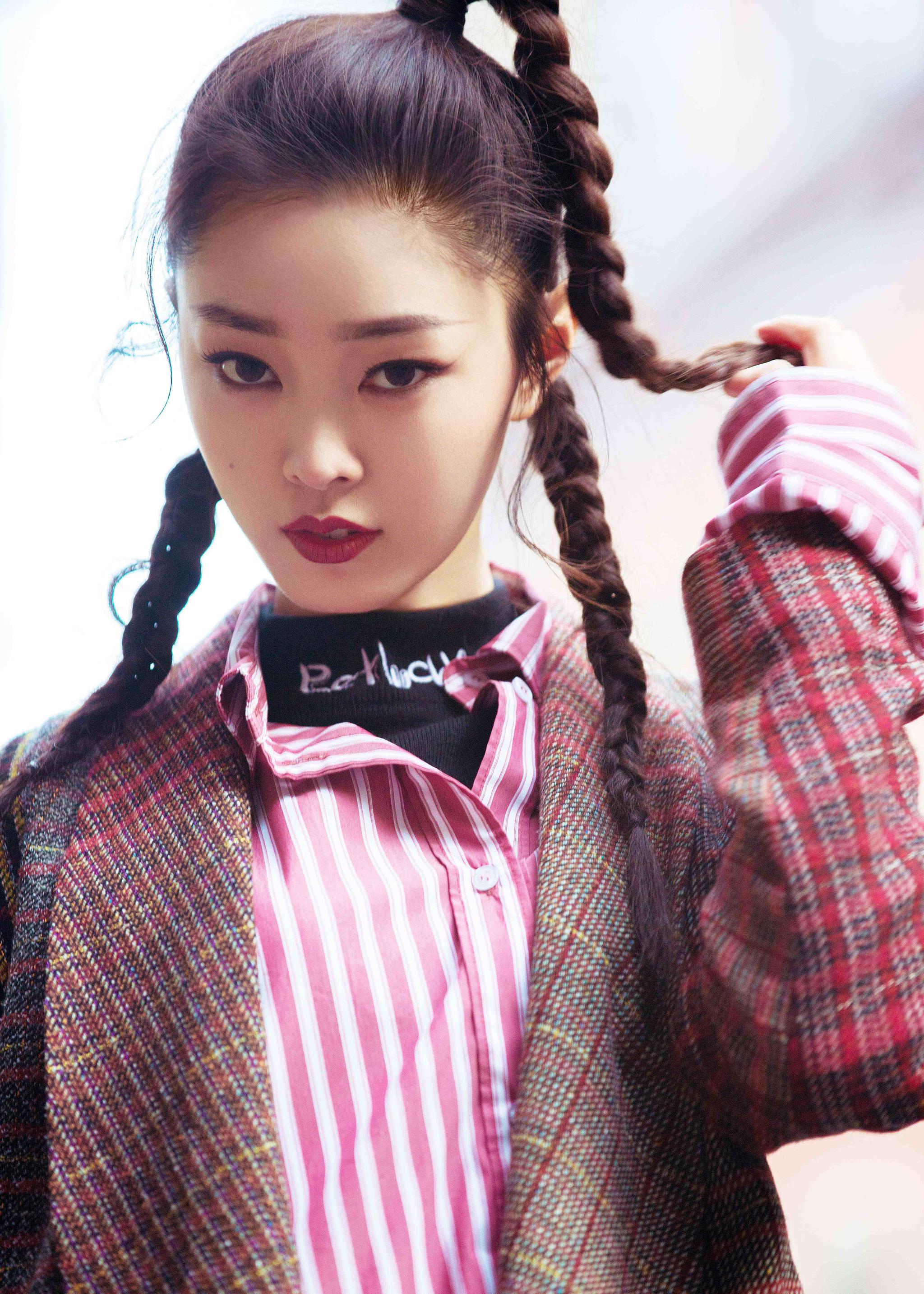 街拍:古典旗袍装,奇葩小太妹装,都不及3号吊带蕾丝装妩媚动人