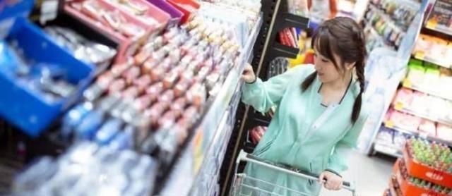 50岁杨钰莹，超市购物，仍然美不胜收