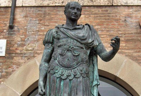 盖乌斯·尤利乌斯·凯撒:罗马共和国末期杰出的军事统帅,政治家,并且