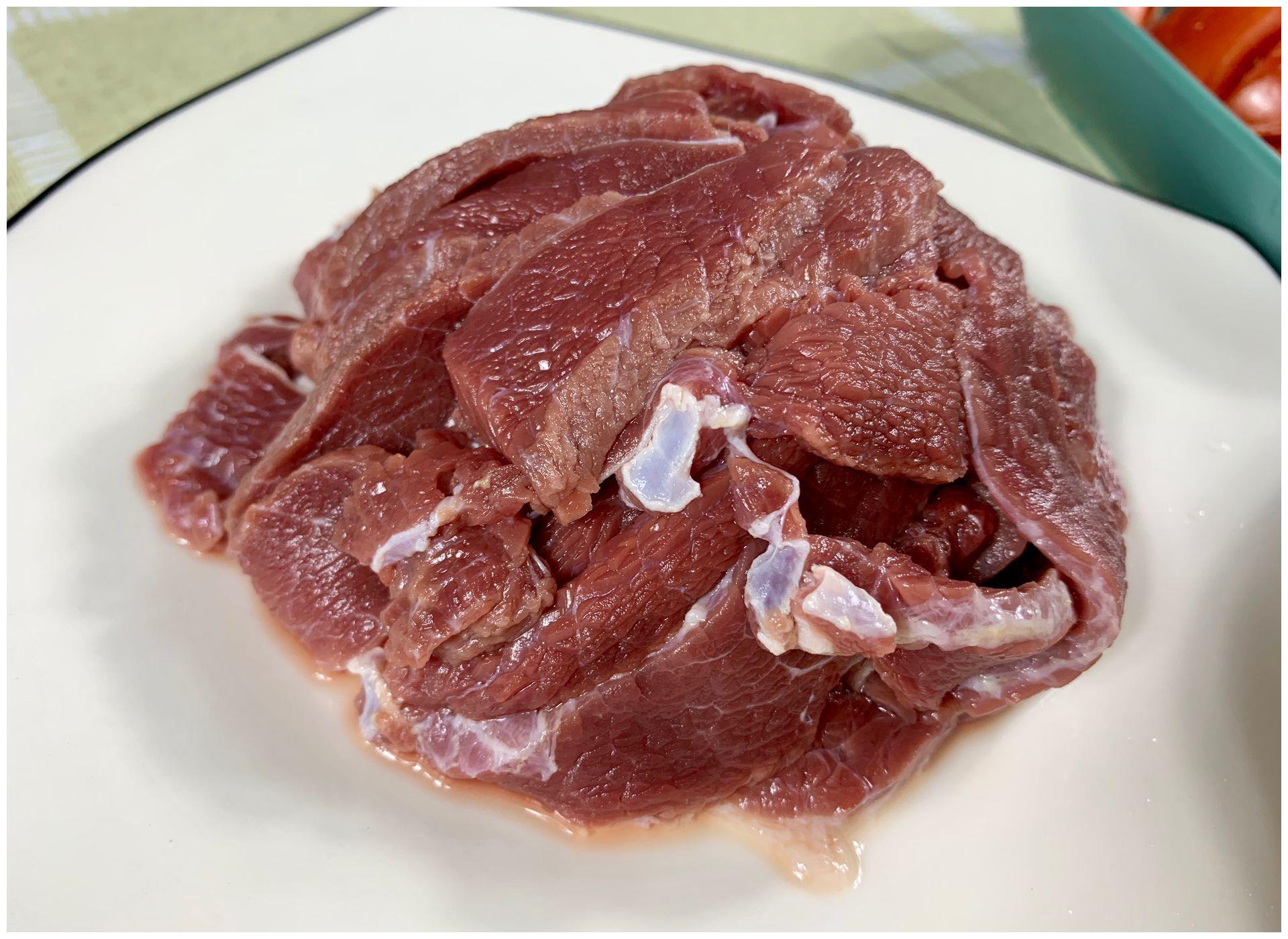 酸甜的番茄配上软嫩的牛肉,再加上有嚼劲的金针菇,真香!