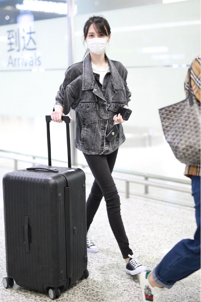 郑爽身高接近170cm,但是体重却一直都偏瘦.