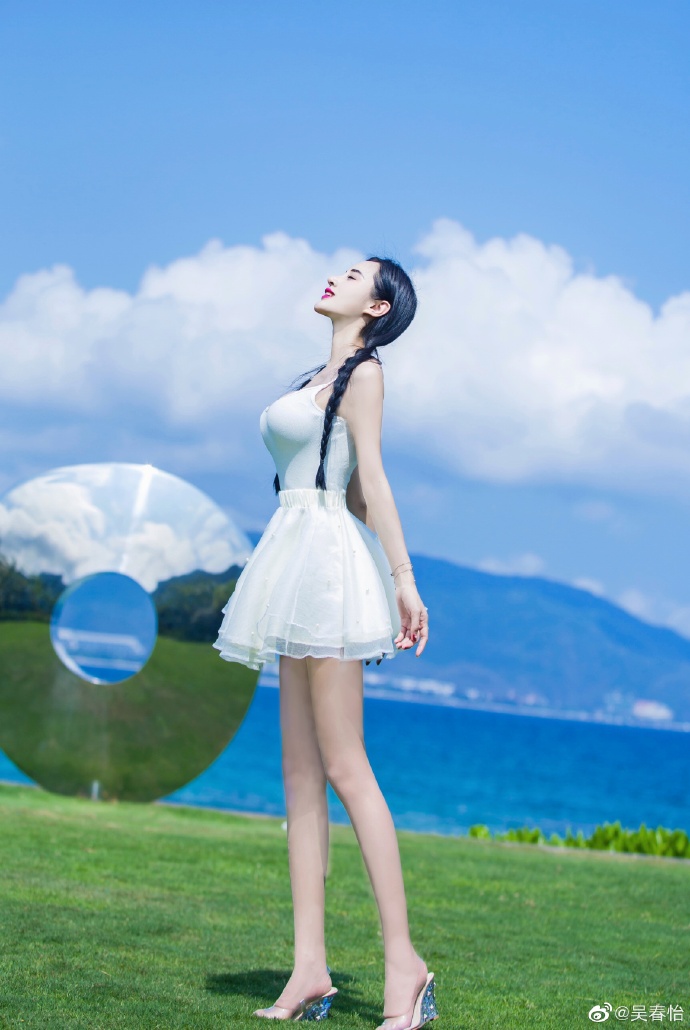 美女模特演员吴春怡迷人写真美照欣赏