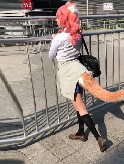 街头惊现狐狸美女,看到真面目后路人瞬间明白了