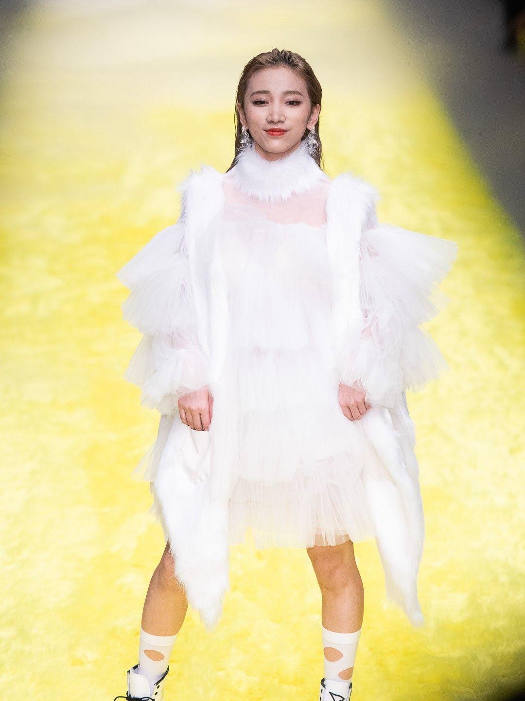 周韦彤与苏芮琪同样穿纱裙走秀,各有各自的气质,美不胜收!
