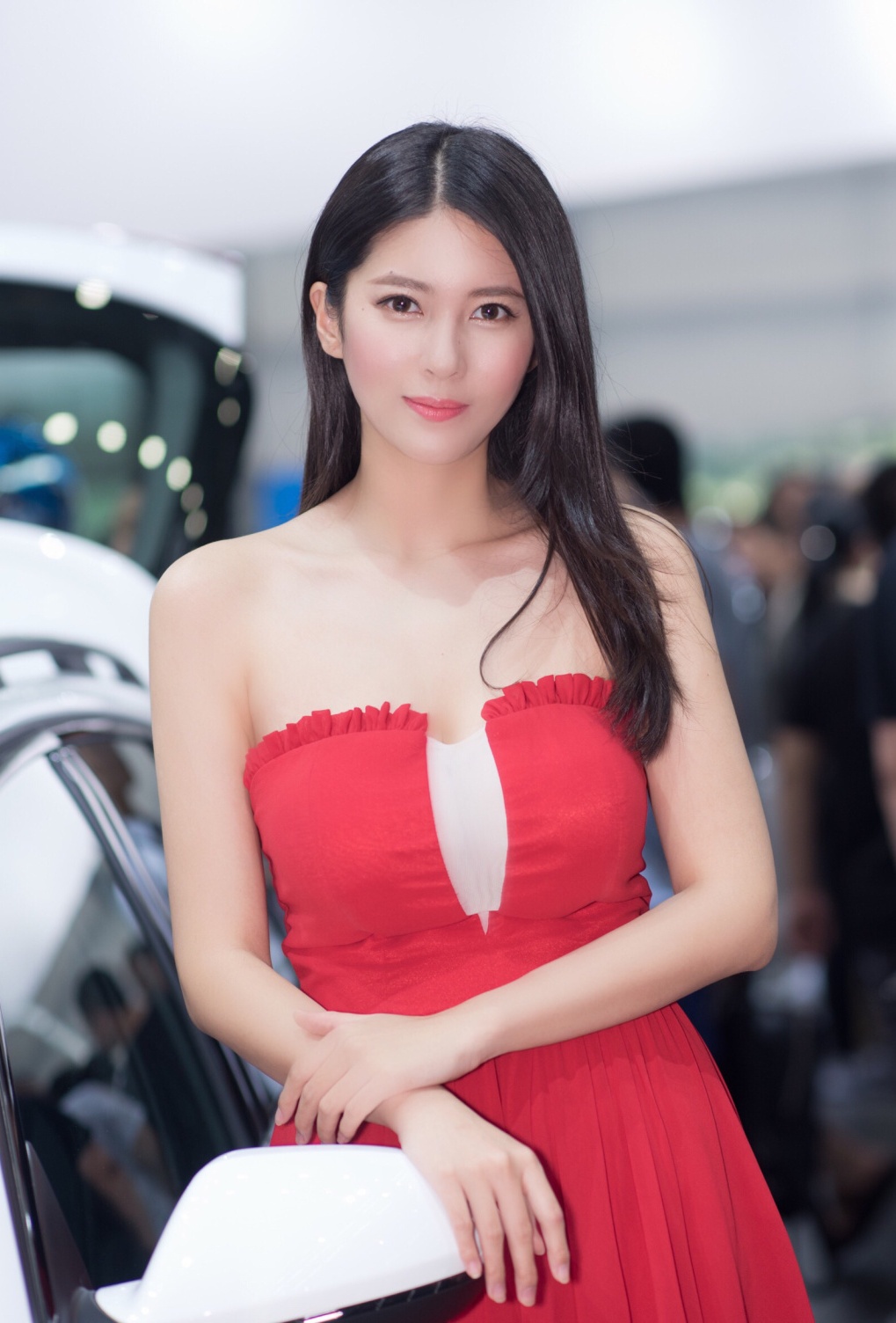 钟鹿纯是内地著名的模特,曾经参加"cctv模特大赛",因其靓丽的长相和